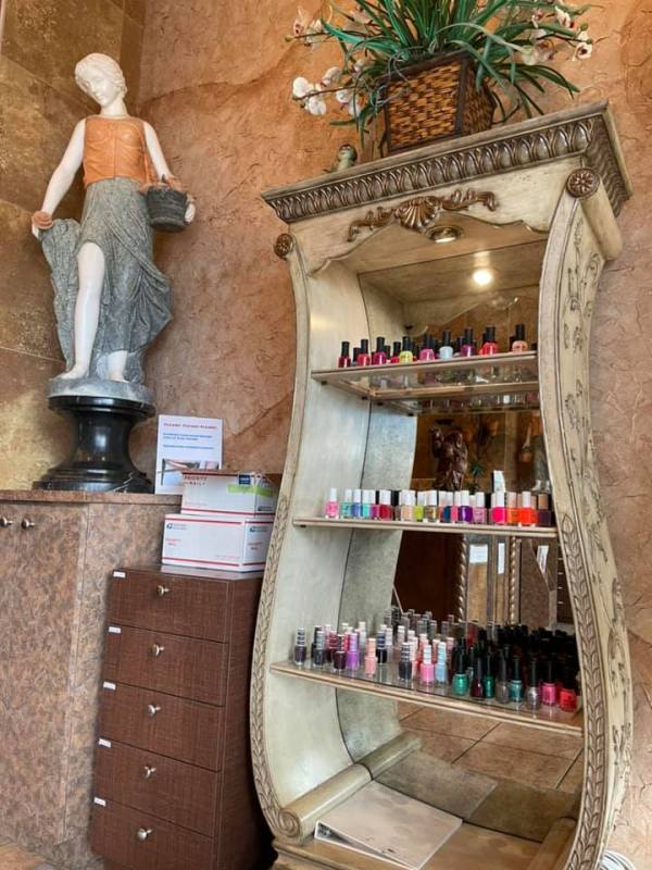 Nailpolish at Hollywood Nails and Spa in Grand Prairie, Texas