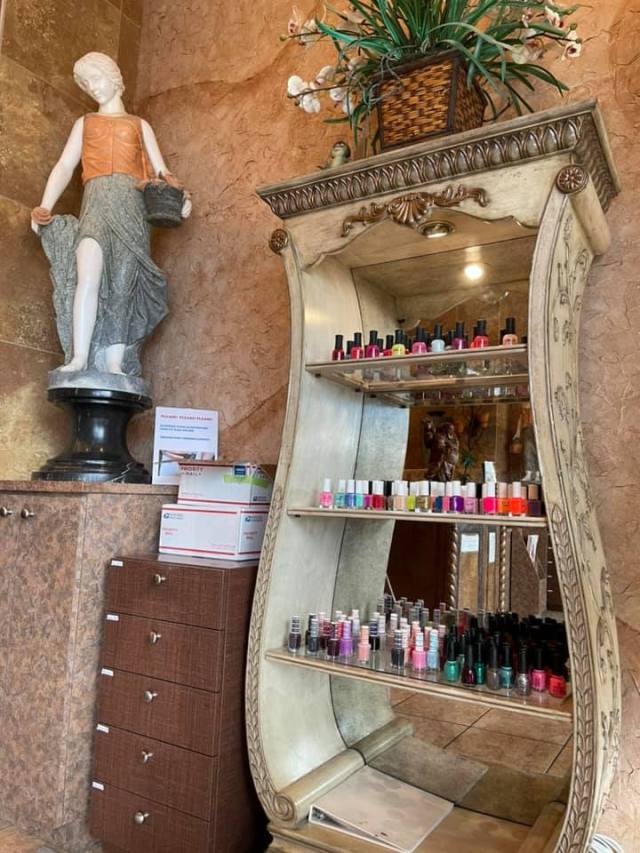 Nailpolish at Hollywood Nails and Spa in Grand Prairie, Texas